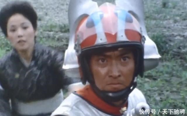 雷欧其实打过赛文3次,一次拿鞭子抽,一次用枪将他打倒在地!