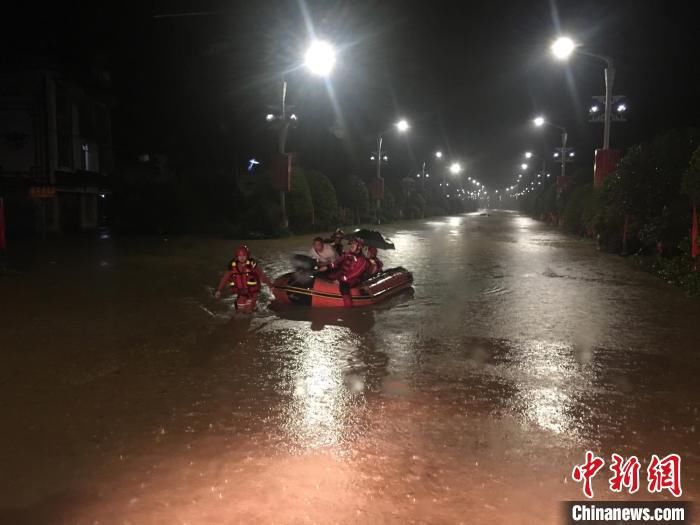 内涝|桂林资源县强降雨引发内涝 消防连夜营救被困民众