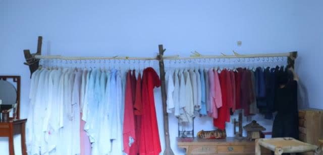 曬曬李子柒住的豪宅,四周全是農(nóng)田植物,生活在這里仿佛世外桃源