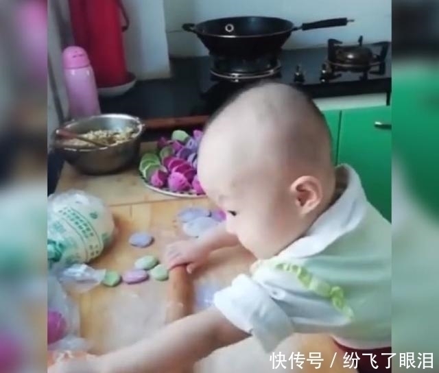 饺子皮|萌娃熟练地帮妈妈擀饺子皮走红!爸妈这样做,也能教育出同款孩子
