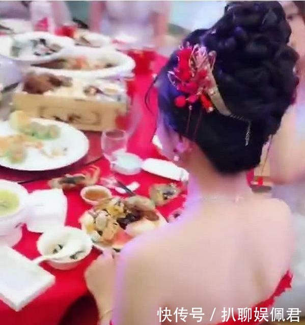  新娘|奇闻：新娘晒“结婚照”走红，正脸让人惊艳，桌子上的盘子有亮点