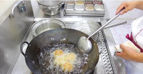  摔打肉馅|厨师长分享狮子头的做法，不变形又能熟透的技巧