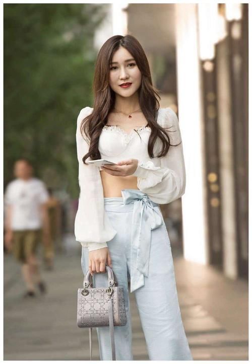  费劲|美女穿搭：短打上衣让你优雅得毫不费劲，玲珑十足