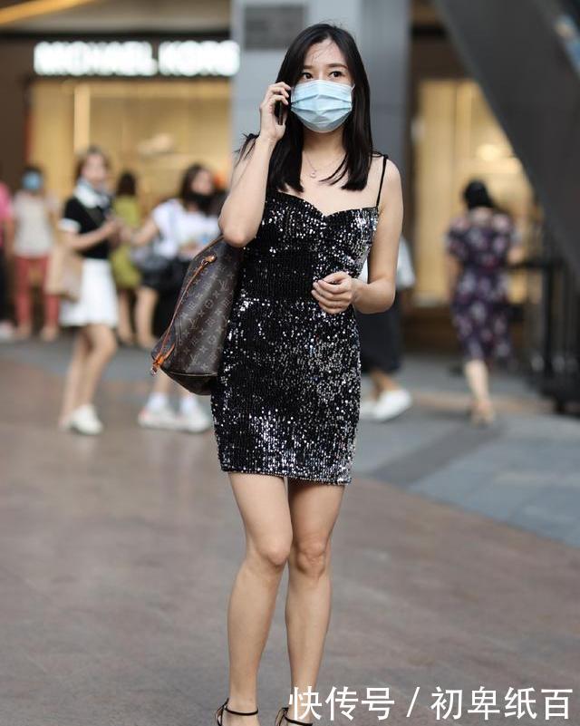 黑丝绒吊带裙,配上一字带的细跟凉鞋,显成熟气质,穿着精致效果