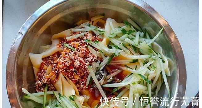 面粉里打入鸡蛋，泡一泡拉一拉，煮好加料拌一拌，三伏天吃真开胃！