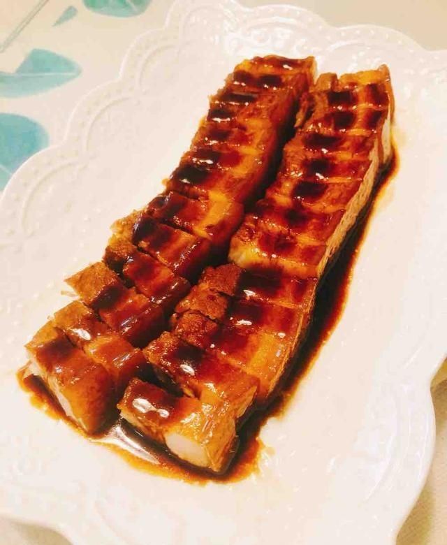 吃起来|从冰箱拿出的冻肉，千万别加水泡，教你一妙招，吃起来跟鲜肉一样