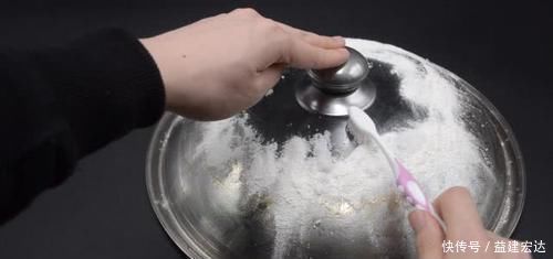 洁净|不管锅盖有多脏,不用任何洗涤剂,轻轻一擦洁净如新,方法太棒了
