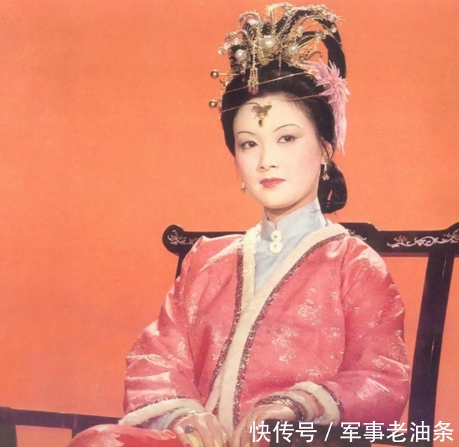 林黛玉@宝钗在荣国府过着什么日子?不可能受到疼爱,同样风刀霜剑严相逼