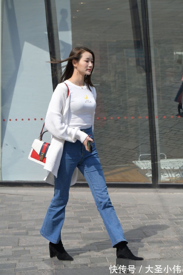 针织开衫|美女街拍:小姐姐高收腰喇叭裤搭白色T恤,展现出了一种靓丽大气的美感