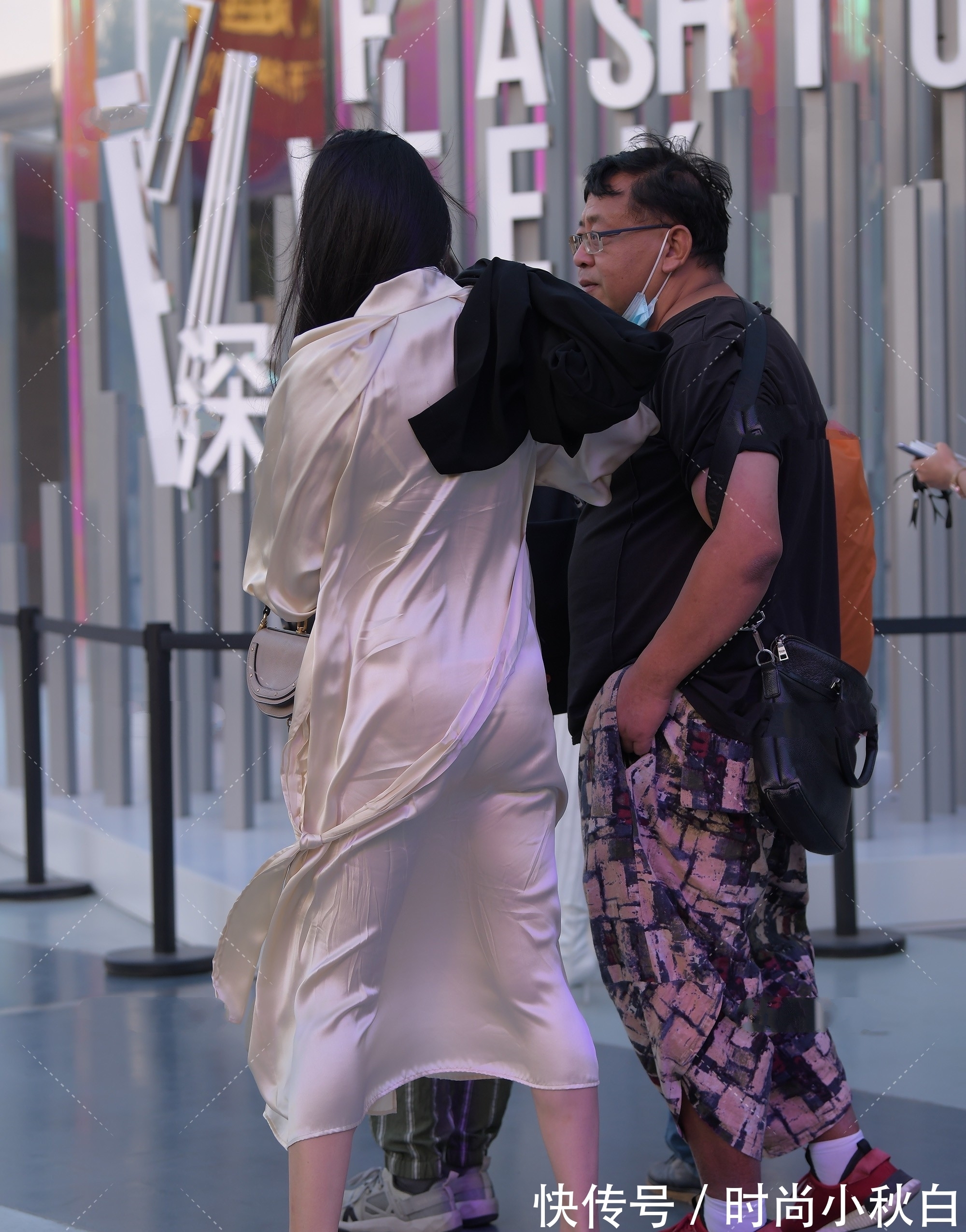 高跟鞋 绸缎面料连衣裙,华丽典雅,洒脱又时尚