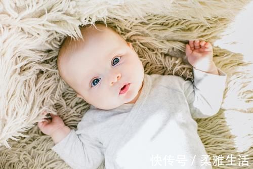 家长|趁着妈妈不在，宝宝偷偷搬起小脚丫啃了起来，宝妈看后哭笑不得