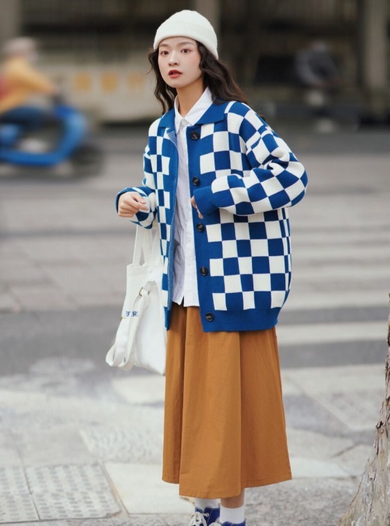 格纹 “针织衫+半裙”才是今冬最火穿搭,简约大方又时髦,照穿准没错