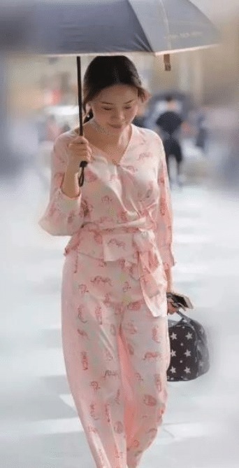 街拍阿姨为了时尚,穿件粉色“睡衣”就出门,瞬间年轻了20岁