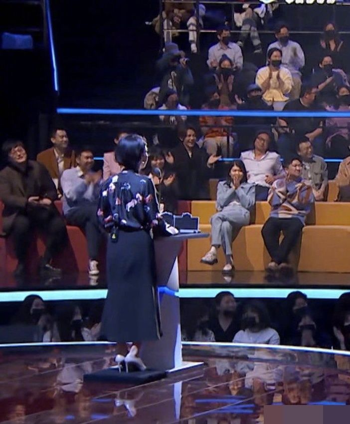 以前只知道《吐槽大會》有寫好的稿子，現在才知道對面就是提詞器