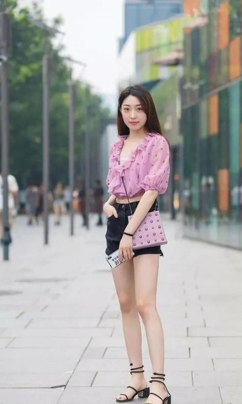 搭配|短袖搭配黄绿色运动瑜伽裤，很有街头的气质感，时尚感拉满！