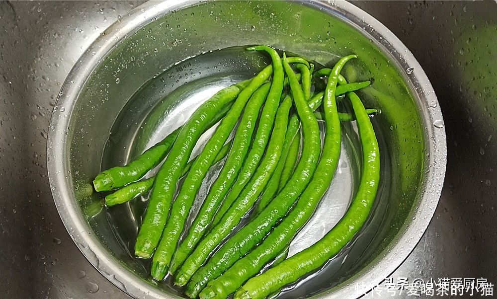 小猫|用辣椒和虾皮一起制作成凉拌菜，做法简单，成菜香辣好吃下饭过瘾