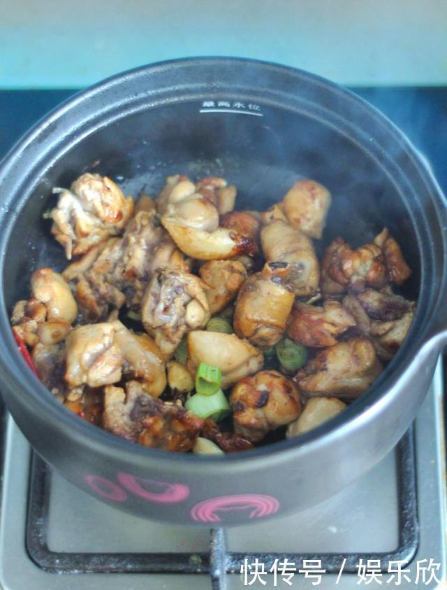 教大家在家做板栗焖鸡,鸡肉软烂,美味又营养,做一锅不够吃!