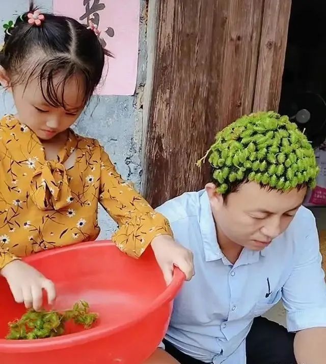 “最淡定爸爸”网络走红,被女儿打扮成“佛陀”,依旧埋头玩手机