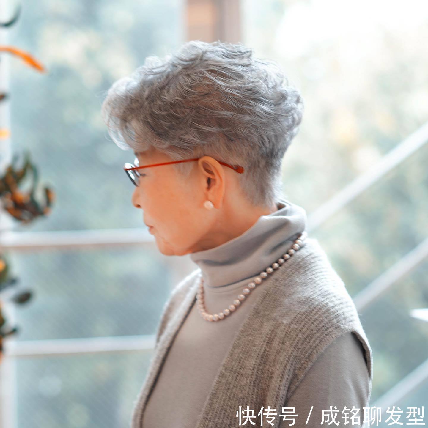 穿搭 以前每年都要烫染,退休后不想染发了,什么发型精干好看显年轻?