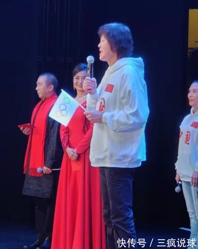 美国队|郎平胖了!参加美国春晚登台发言,退休享福身材圆润,不回国过年