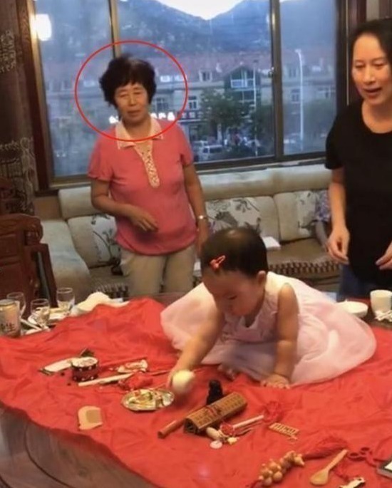 绒绒|一岁宝宝“抓周”,看到孩子抓的东西奶奶瞬间黑脸,宝妈:没眼看
