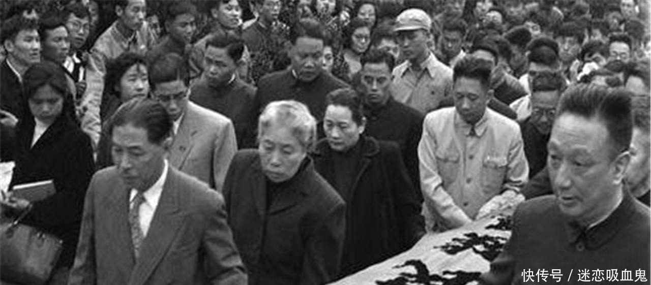 现场|鲁迅先生出殡现场 10公里数万人为其送行, 抬棺16人各个声名显赫!