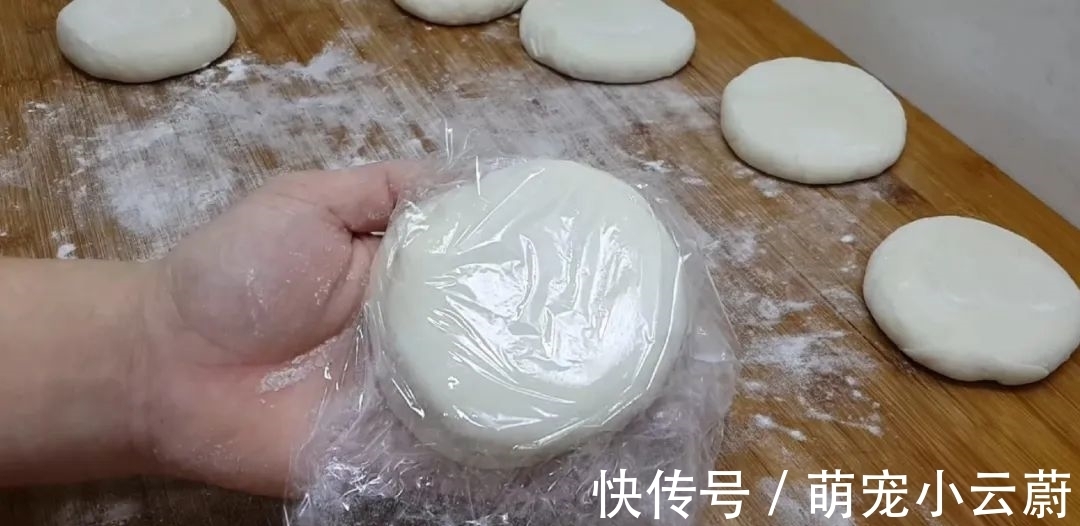 案板|3勺清水，1斤面粉，淋上鸡蛋液，教你做创意早餐饼，比葱油饼好吃
