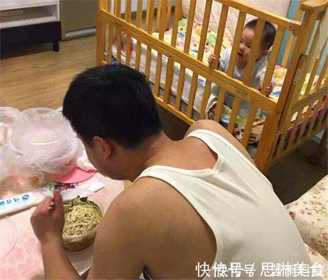 弟弟|小舅带娃方式走红,为玩游戏把外甥挂门上,网友:外甥正月剃头去