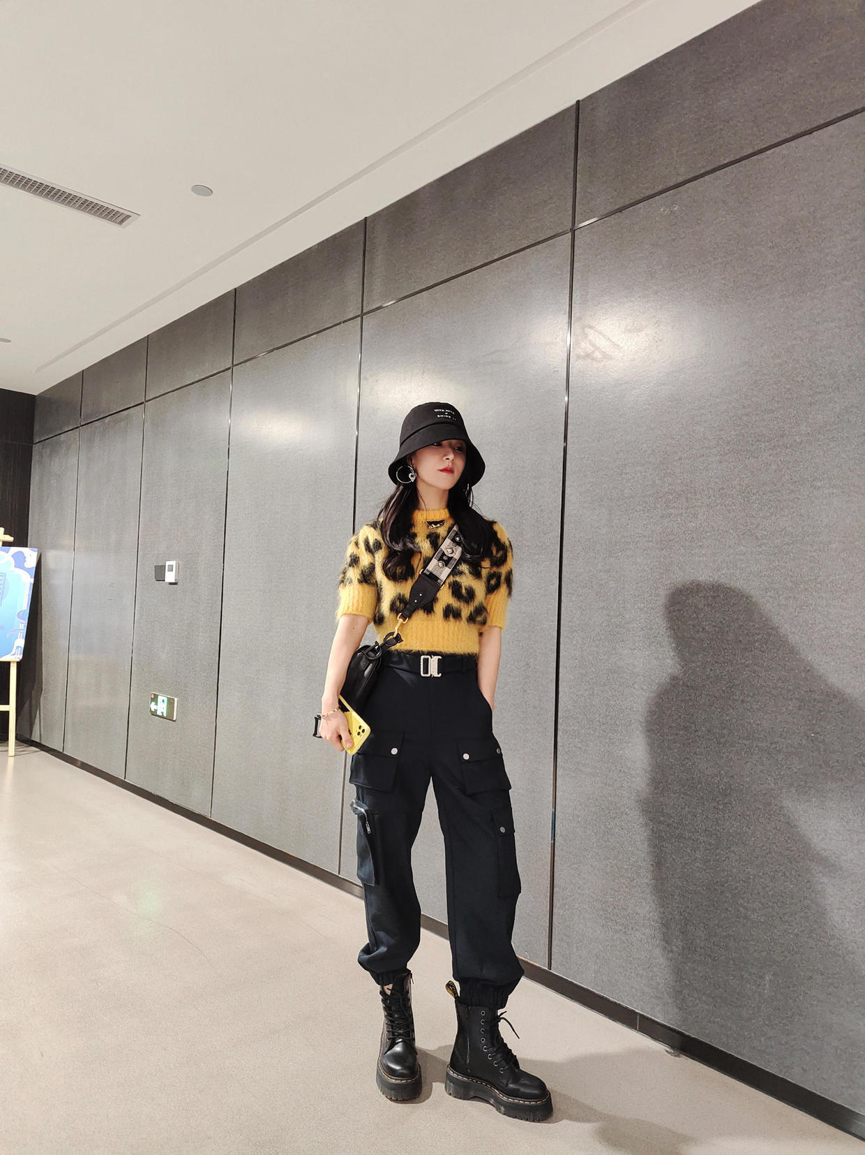 薇娅果然很会穿，黄色T恤搭配高腰裤青春活力，时尚气息扑面而来