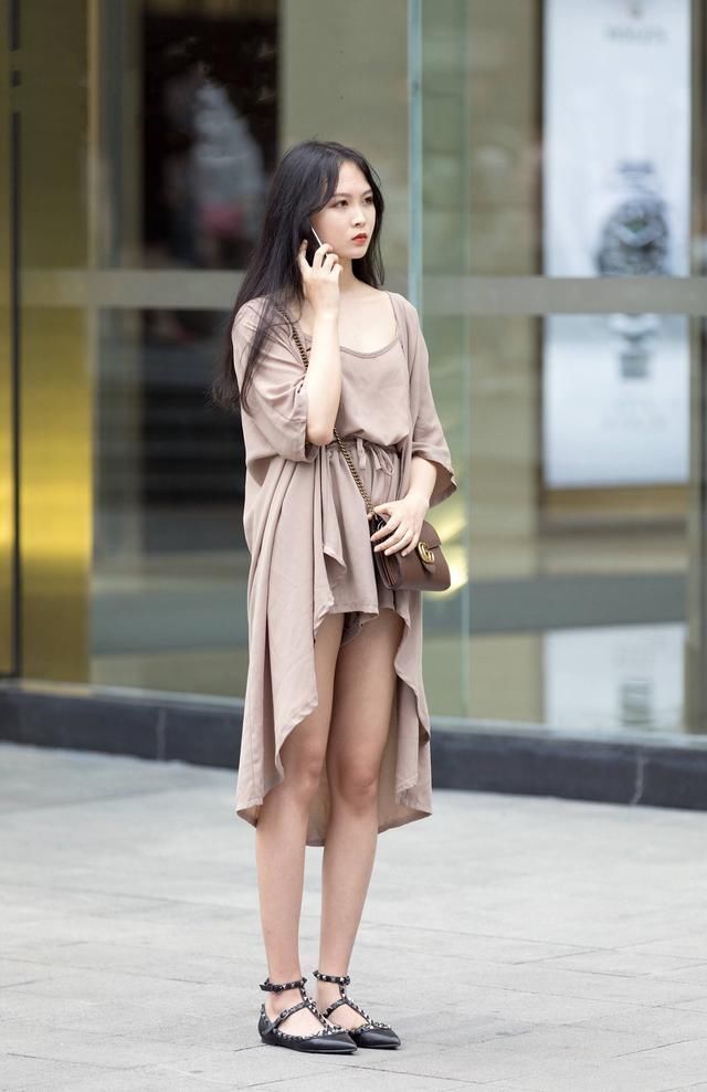 街拍:红色抹胸搭紧身短裤,久久不能忘怀