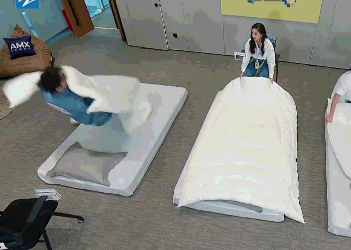 何炅|蔡徐坤钻被窝速度火了,被何炅在《向往5》里模仿,堪称神还原