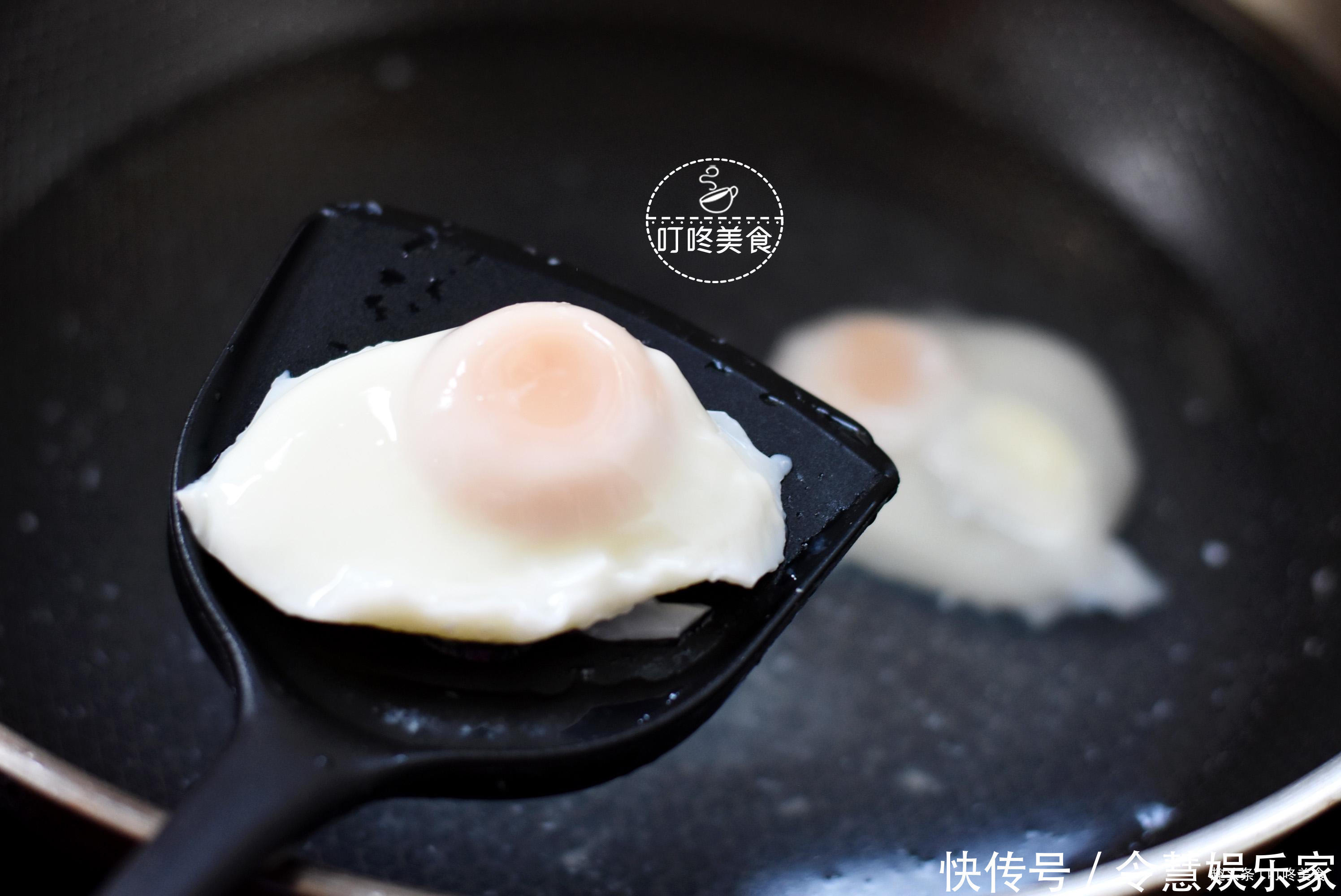 不粘|煮荷包蛋时，煮不圆还冒白沫教你一招，保证完整还不粘锅！