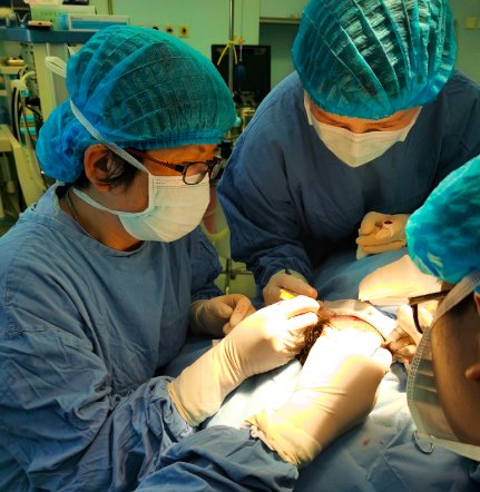 女孩20多岁发际线异常增高，自体毛囊植发手术解社交恐惧