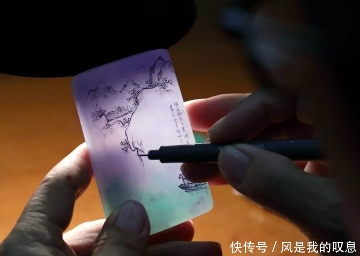 送出去|奇闻:送出去的一块翡翠废料,闺蜜拿去酱紫做,瞧到成品不淡定