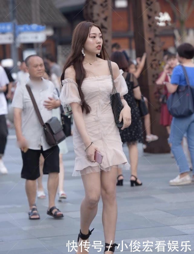 穿搭|最近很火的黑色束脚高跟，搭配蕾丝卡其裹身裙，时尚气息光芒四射
