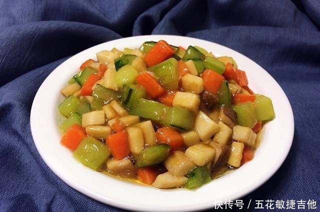 切成丁|冬天,牛肉羊肉少吃,这三种素菜搭配在一起,孩子喊着要天天吃!