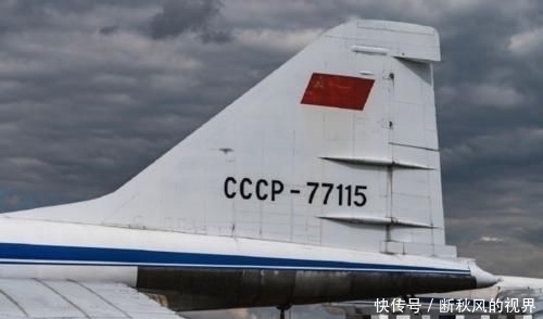 进气道 这款大飞机比战斗机飞的还快,起落架都是钛合金打造,机轮采用四重钢盘刹