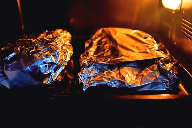 家庭烤箱也能做出来滋滋美味的烤羊排，吃起来外酥里嫩，还流汁