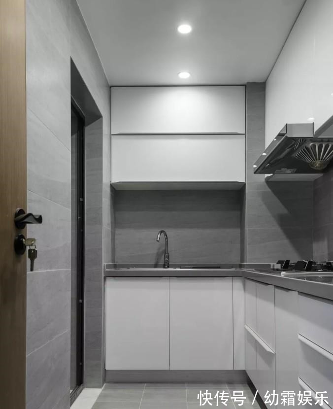 原木色|夫妻的现代简约三居，黑白灰+原木色高雅轻奢，小书房最酷，晒晒