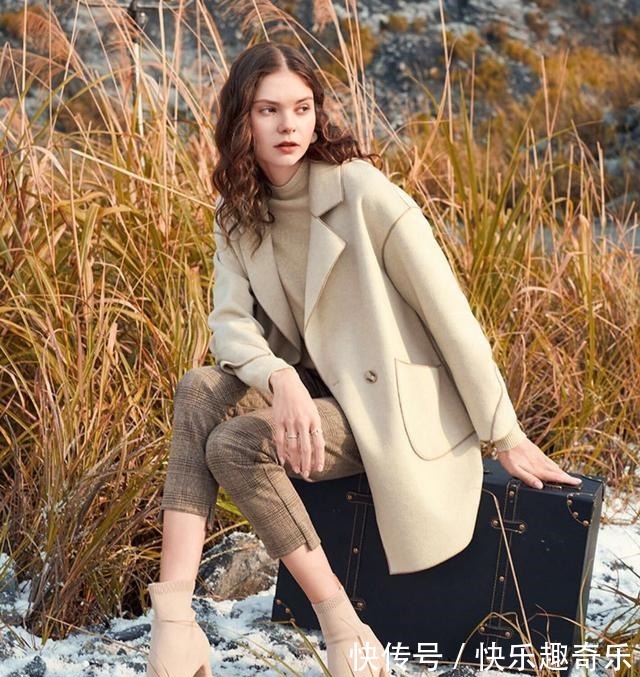 格子裤 冬天穿毛呢外套是真百搭,纯色调外套搭配格子裤,可盐可甜!