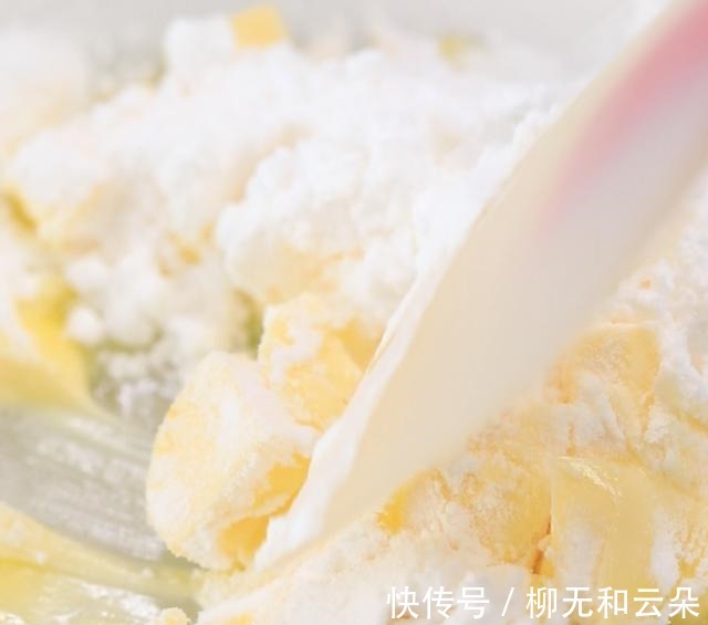 三角酥这小零食简单好做，好吃到没道理，酥到没话说，一盘不够吃！