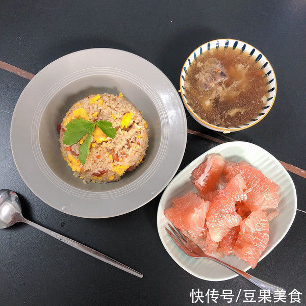 朋友一来就做腊肠炒饭，吃得皆大欢喜好回家