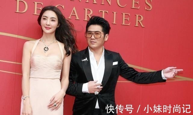 挂脖裙|曹格妻子不当模特可惜了,穿挂脖裙秀出高挑身材,比老公更像明星