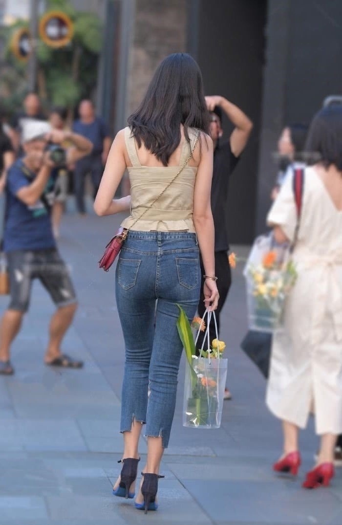 休闲|牛仔裤这样穿搭,休闲清凉又显气质,年轻女生都爱穿