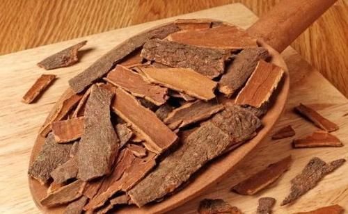 50岁老婆婆天天用桂皮泡脚,坚持一个月后,身体发生以下惊喜变化