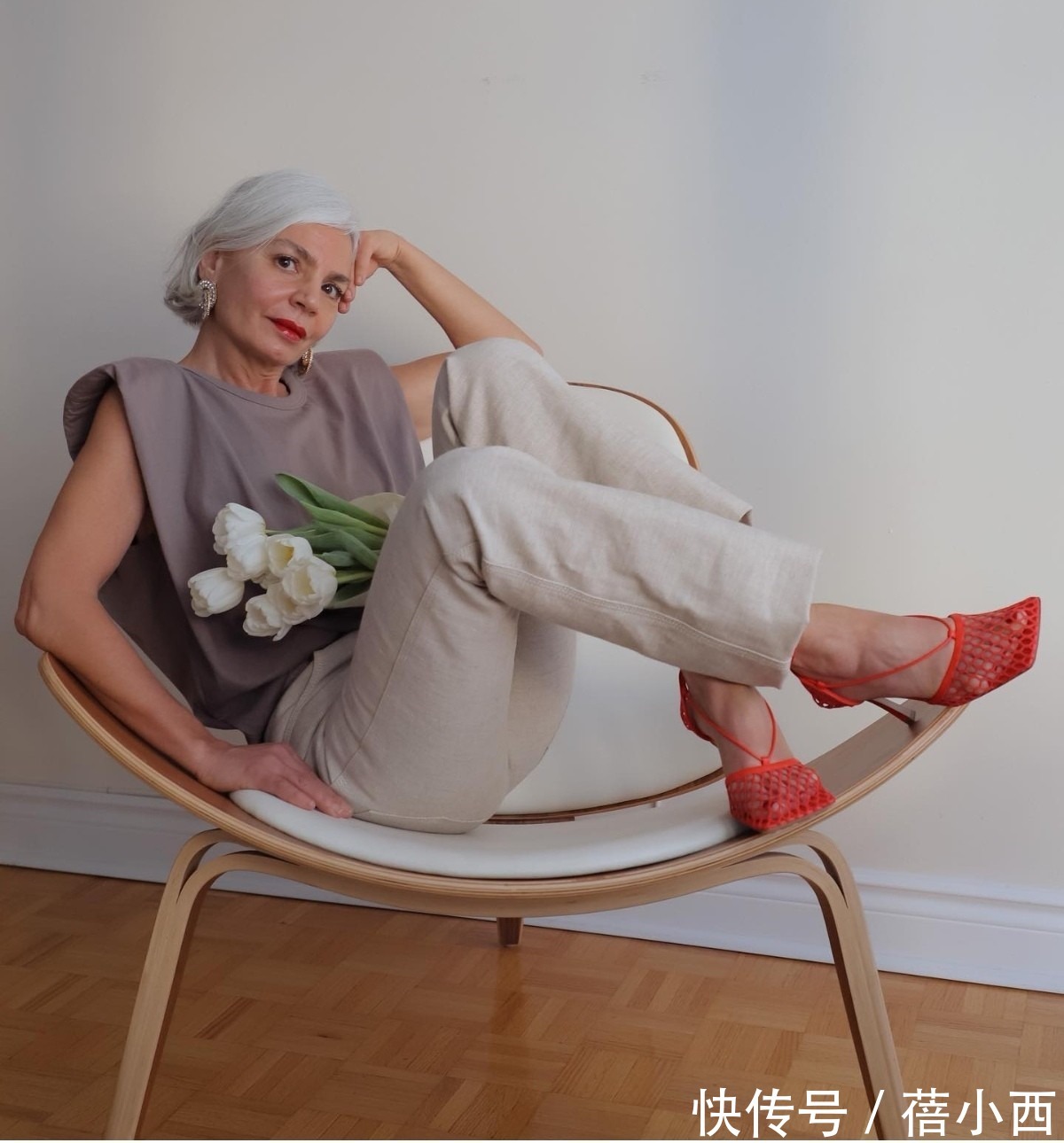 条纹|50、60岁女性穿衣要跳脱年龄界限,来学白发老奶奶穿搭,惊艳时光