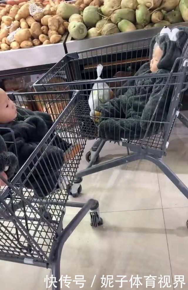家长|爸爸妈妈带三胞胎逛超市,老二却“独享”一个小推车,原因很搞笑