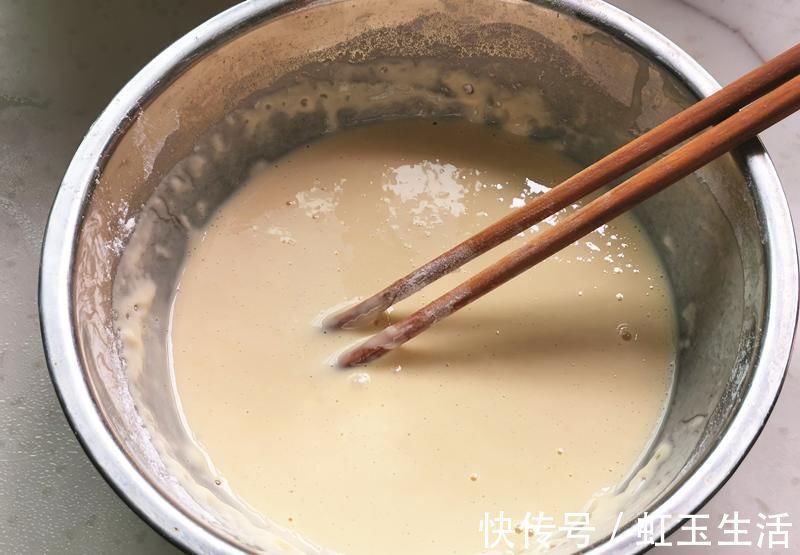 油炸小鱼想要酥脆掉渣，从头嚼到尾不剔刺，只需多加这一步，试试