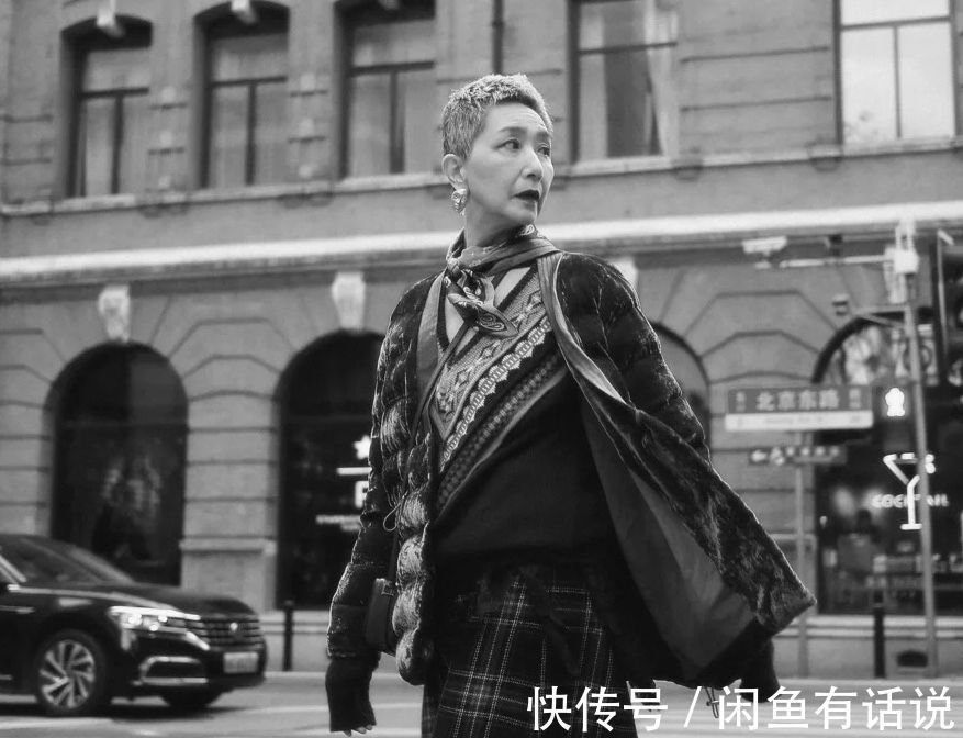 衣服 60岁奶奶把400多一套的衣服,穿出高定感,终于明白气质与钱无关