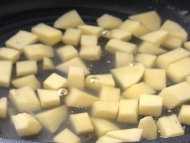 做法|火腿肠不要直接吃，教你3种简单做法，香辣又过瘾，上桌就被扫光